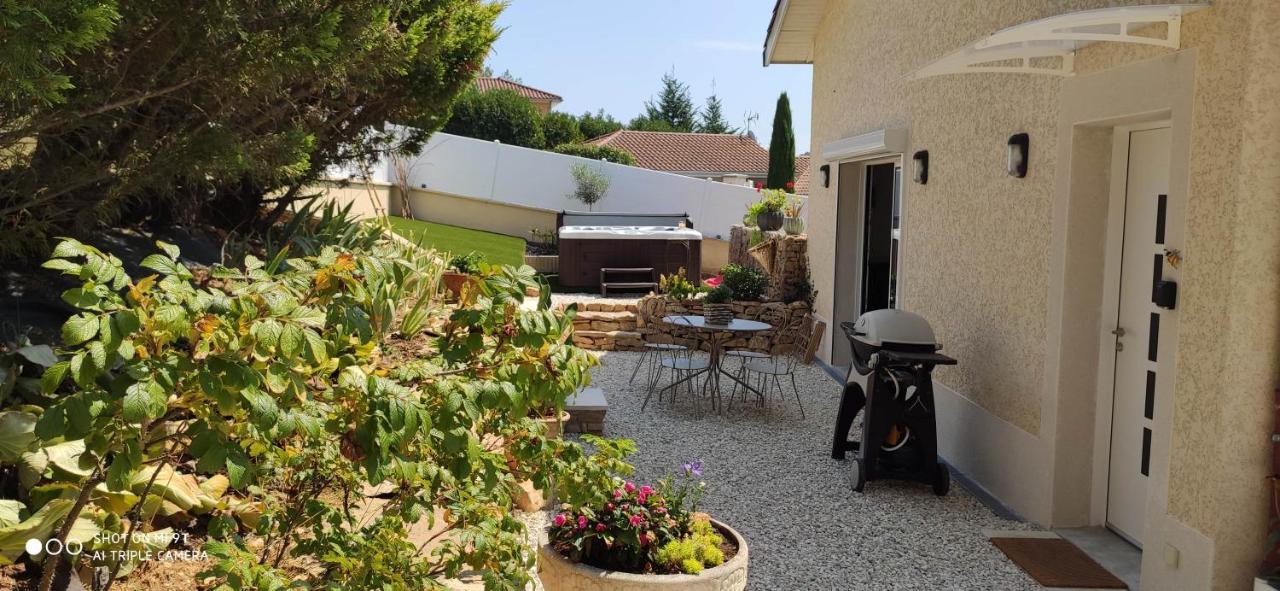 Campagne Et Jacuzzi ... C'Est Cosy Le Bumble Bee ! Villa Panossas Kültér fotó