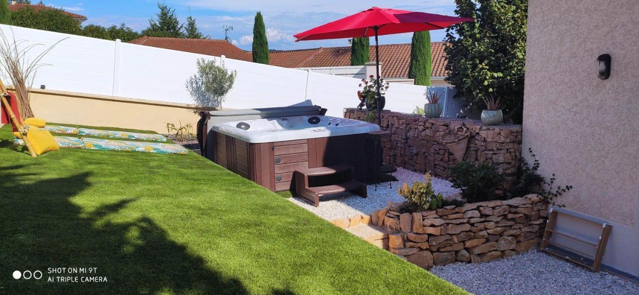 Campagne Et Jacuzzi ... C'Est Cosy Le Bumble Bee ! Villa Panossas Kültér fotó